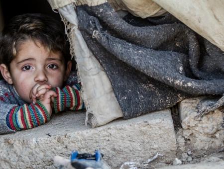 طفل بأحد المخميات شمالي سوريا