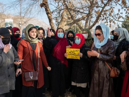 نساء أفغانيات يخرجن في مظاهرة احتجاجاً على قرار طالبان منع التعليم الجامعي للنساء