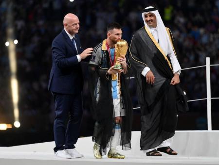 أمير قطر وميسي ورئيس الفيفا في لحظة تتويج الأرجنين بمونديال قطر