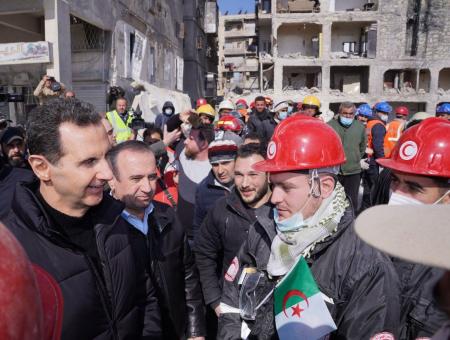 بشار الأسد فوق ركام الزلزال في مدينة حلب