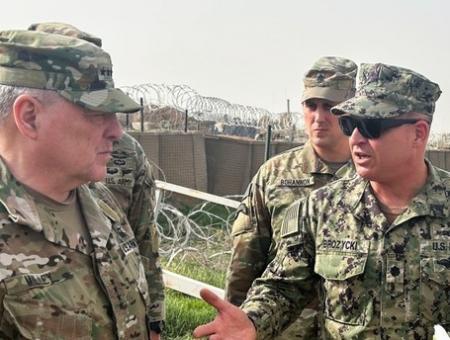 رئيس هيئة الأركان الأمريكية المشتركة يزور إحدى قواعد قواته في شمال شرق سوريا