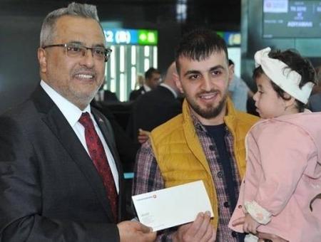 رئيس مجلس إدارة شركة الخطوط الجوية التركية أحمد بولات مع المسافر رقم مليار مصطفى بالجي