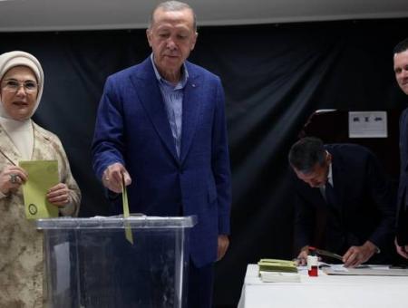 أردوغان رفقة عقيلته يدليان بصوتيهما في الجولة الثانية للانتخابات