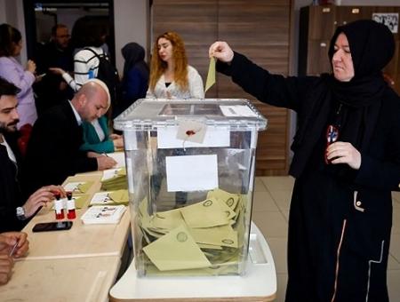 إعلاق مراكز الاقتراع في جولة الإعادة للانتخابات الرئاسية التركية.jpg