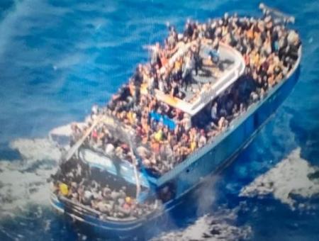 صورة للقارب الذي غرق نشرتها السلطات اليونانية