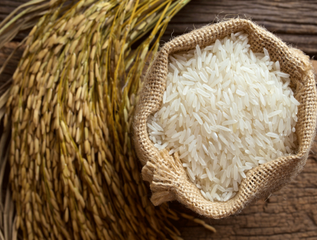 يعد الأرز من المواد الأساسية لدى السوريين