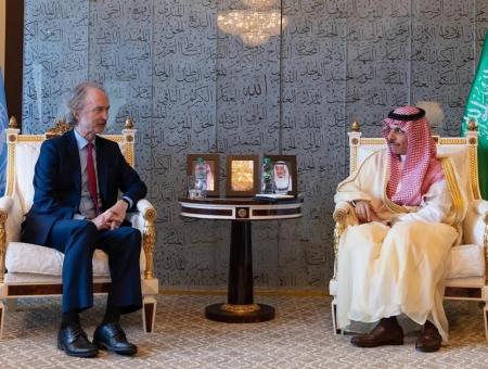 لقاء وزير الخارجية السعودي بالمبعوث الأممي لسوريا