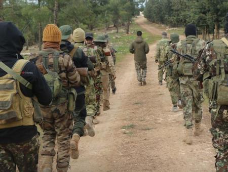 مقاتلون من أحرار الشام خلال تدريبات عسكرية بريف حلب