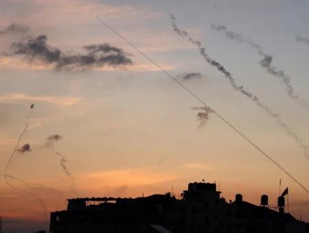 صواريخ تنهال على مناطق الاحتلال الإسرائيلي