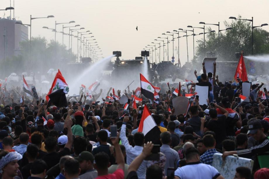 يطالب المتظاهرون باستقالة الحكومة العراقية إثر الفساد