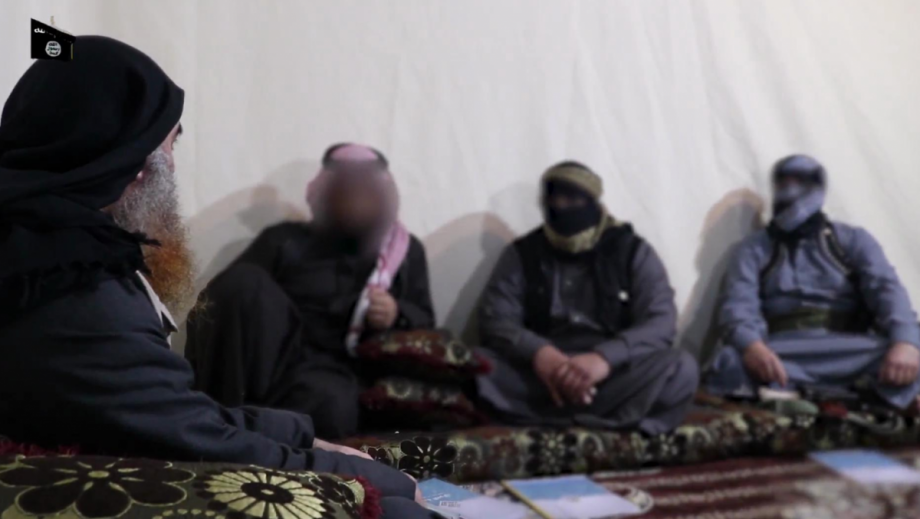 البغدادي خلال لقاء مع قادة من "داعش"