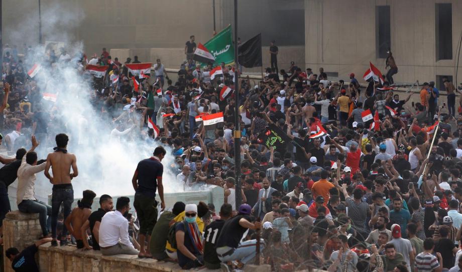 تظاهر العراقيون للمطالبة بإقالة الحكومة وإصلاح النظام السياسي "الفاسد"
