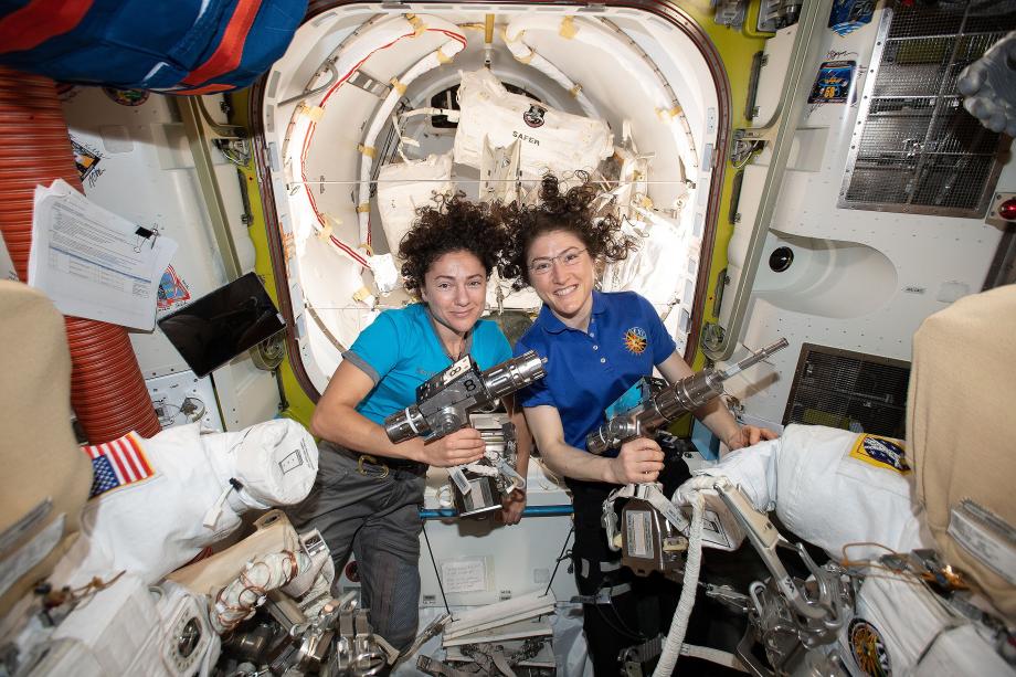 رائدتا الفضاء الأمريكيتان كريستينا كوتش وجيسيكا مير