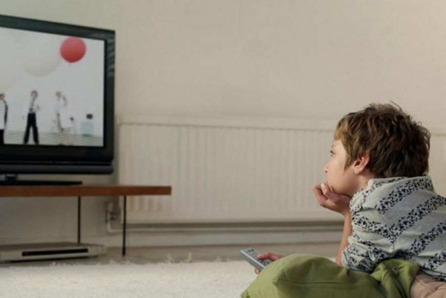 Включи телевизор детской. Телевизор для детей. Подросток перед телевизором. Мальчик смотрит телевизор. Дети смотрят телевизор.