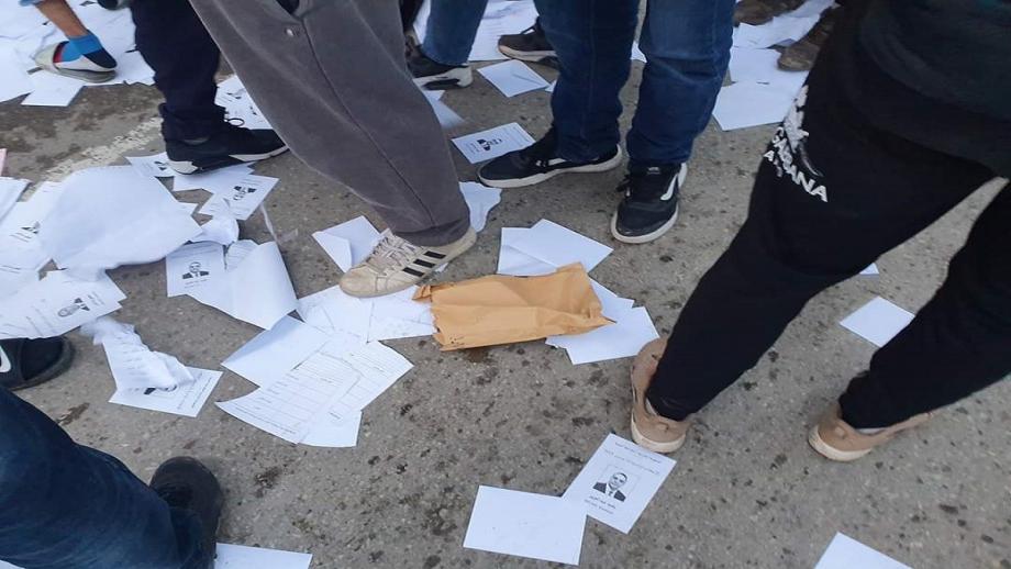 جزائريون اقتحموا مراكز اقتراع ومزقوا الأوراق بداخلها