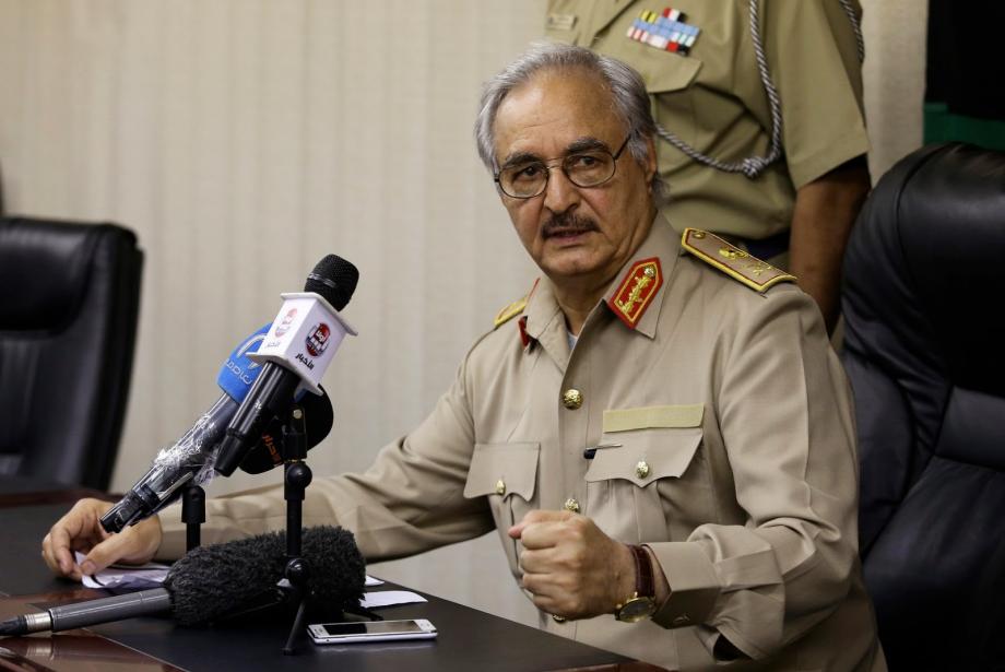 المشير خليفة حفتر والذي يقود انقلاباً عسكرياً على حكومة الوفاق بقيادة السراج