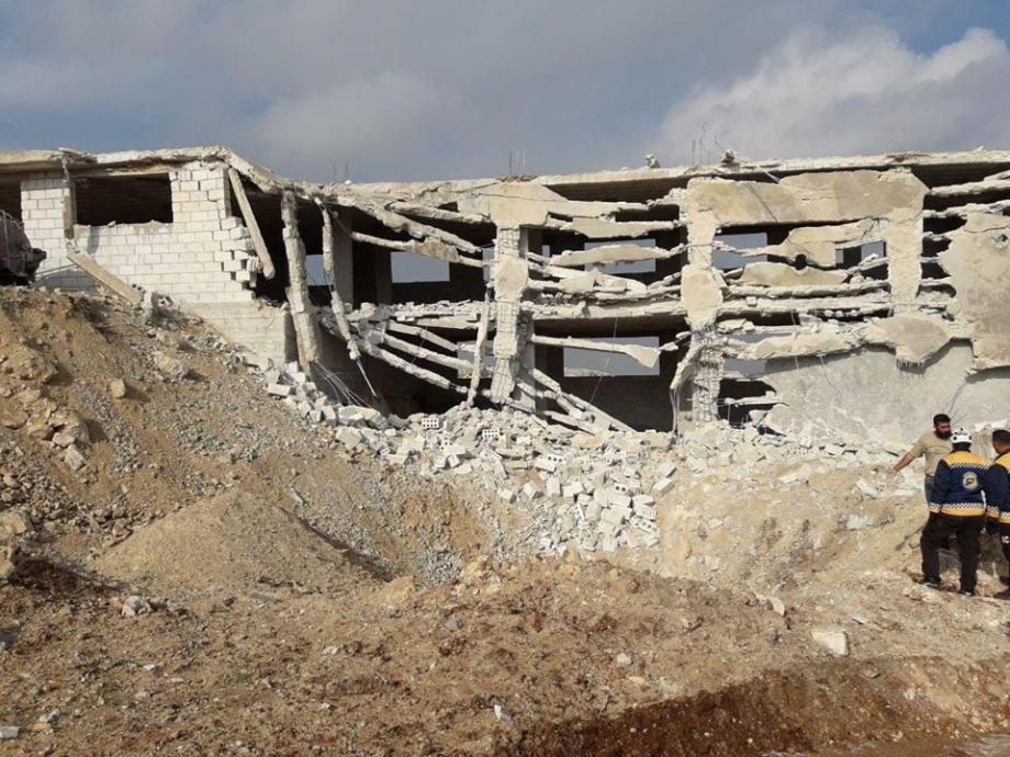 إحدى الأبنية المدمَّرة بريف إدلب نتيجة القصف الجوي - الدفاع المدني
