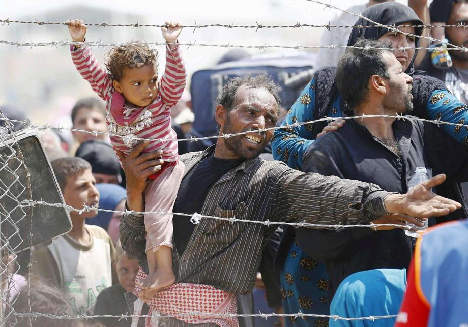 النازحون السوريون إلى الحدود مع تركيا
