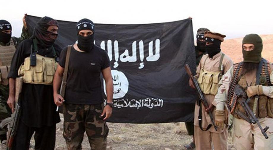 عناصر من تنظيم داعش مع الراية السوداء