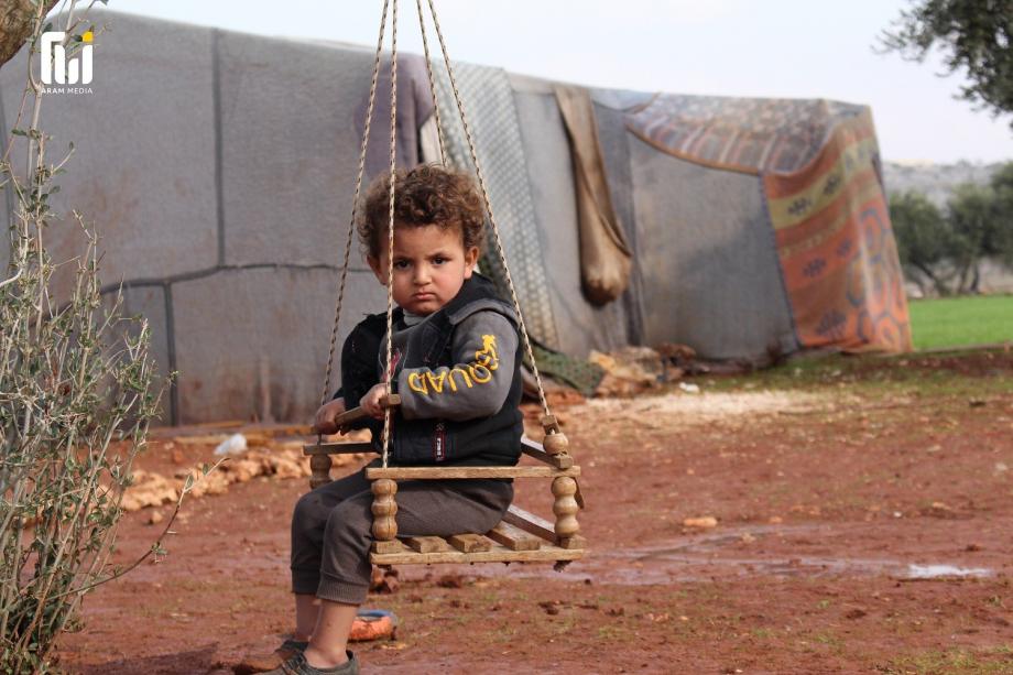 إحدى الطفلات في مخيمات ريف إدلب الشمالي عدسة: بسام الرحال خاص "آرام"