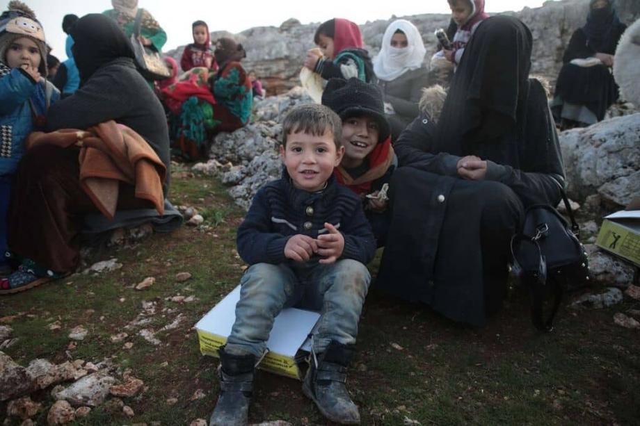 أسر سورية تقيم في العراء بعد نزوحها من إدلب تحت القصف الهائل