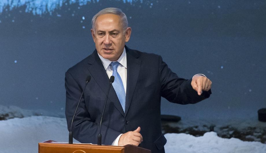 كان نتنياهو يتحدث في مطار باليونان بعد أن قطع زيارته هناك للعودة إلى "إسرائيل"