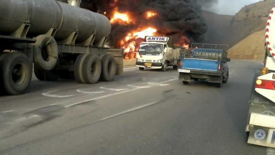 صورة تظهر حريقاً في أحد صهاريج النفط - مواقع التواصل الاجتماعي