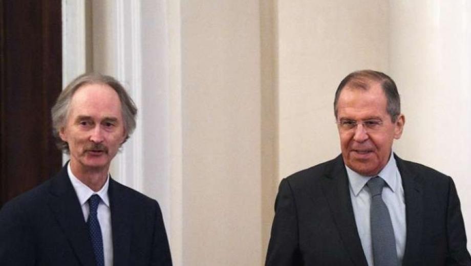 وزير الخارجية الروسي، سيرغي لافروف، مع المبعوث الأممي إلى سوريا، غير بيدرسون