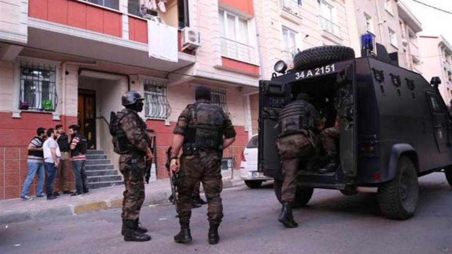 عناصر أمنية تركية خلال تنفيذ إحدى عمليات الاعتقال لمطلوبين