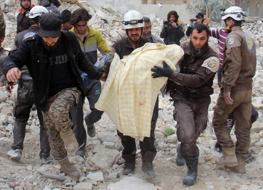 لحظة انتشال إحدى ضحايا غارات نظام الأسد وروسيا على إدلب مؤخراً