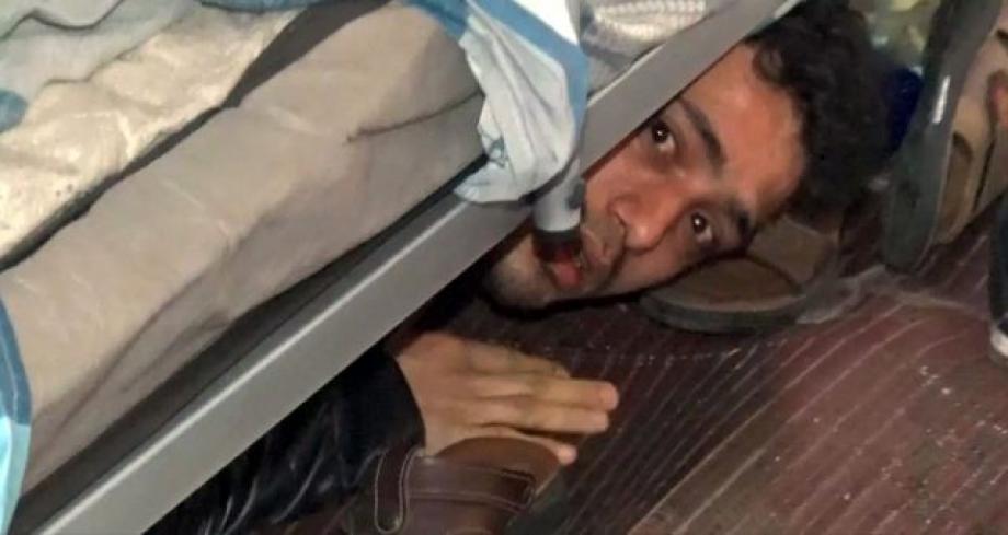 شخص اختبأ تحت السرير خلال هربه من الشرطة التركية