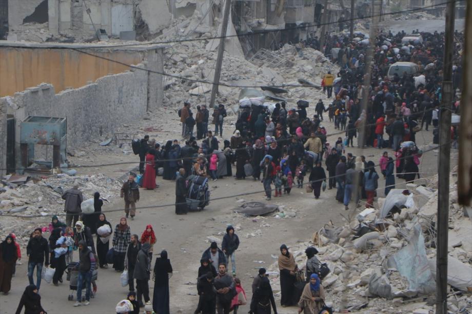 موجة نزوح في إدلب بفعل جرائم ميليشيات الأسد وروسيا وإيران