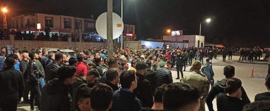 تجمع الأهالي السوريين والأتراك أمام مشفى الريحانية في تركيا عقب سماع الخبر