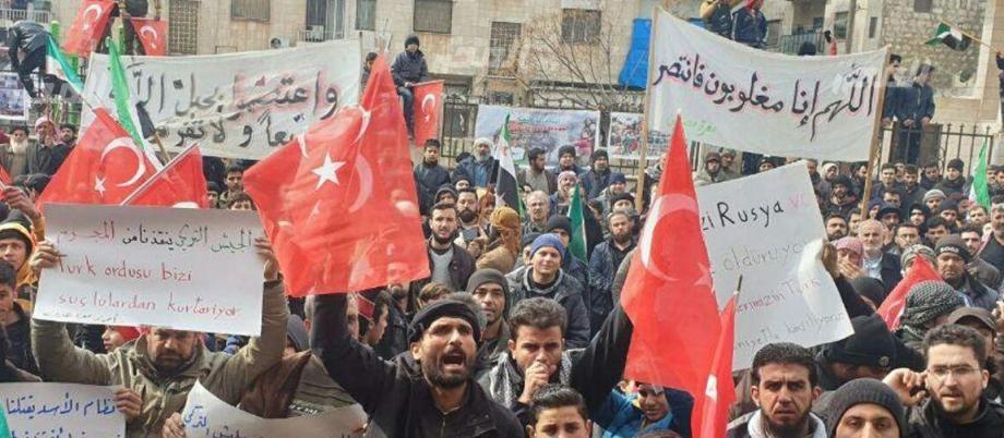 أكد المتظاهرون على الدور التركي في حمايتهم من ميليشيات النظام