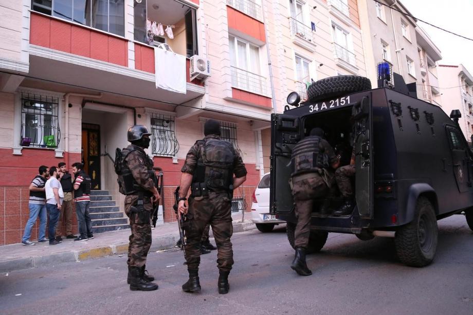 قوات أمن تركية خلال تنفيذ حملة اعتقالات لمطلوبين