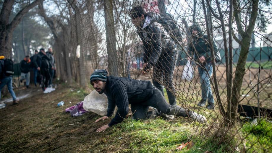أحد المهاجرين خلال محاولته الدخول لليونان عبر حدودها مع تركيا