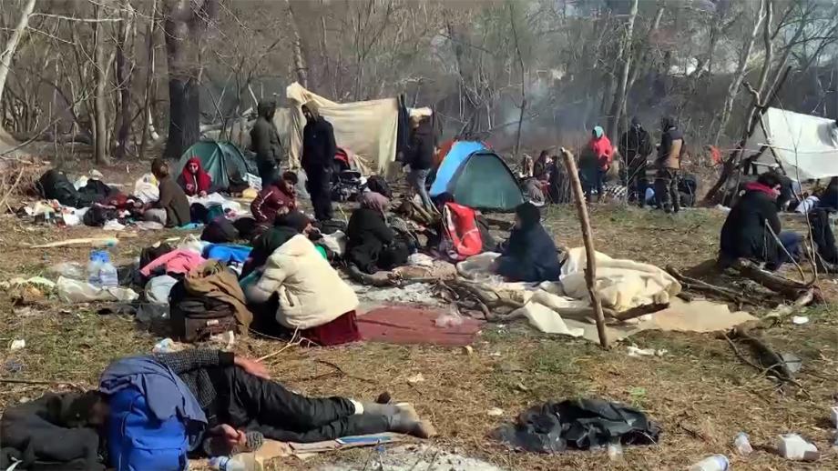 لاجئون في العراء على الحدود اليونانية خلال محاولتهم العبور صوب أوروبا