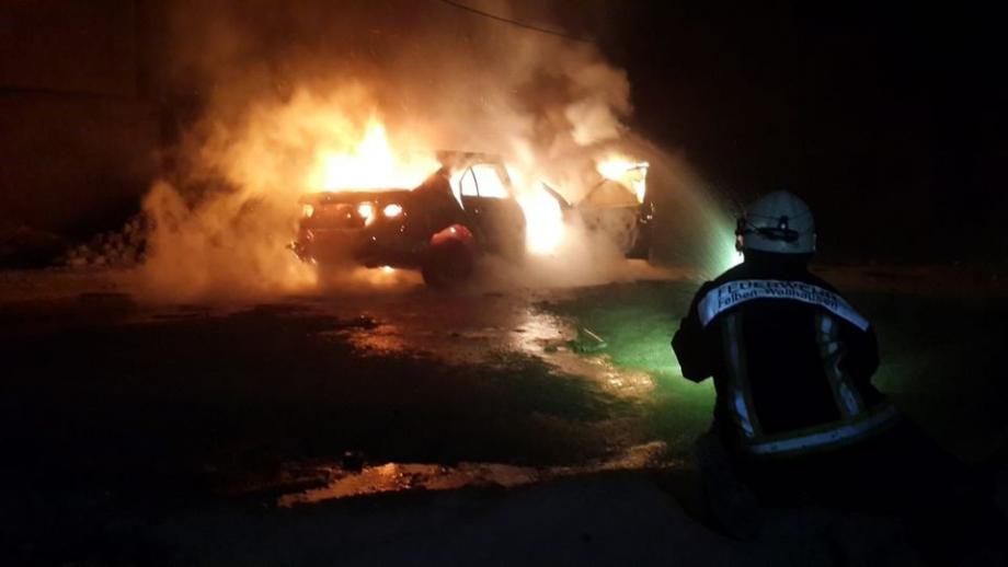 سيارة الحقوقي سعيد الراغب أثناء التفجير - الدفاع المدني