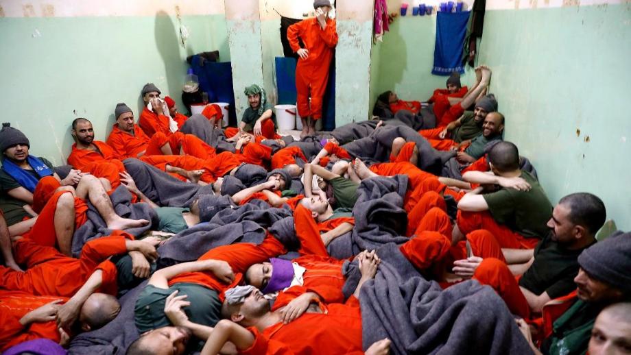 مساجين من "داعش"