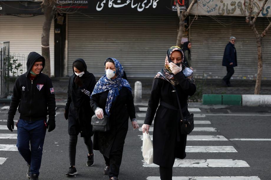إيرانيون خلال سيرهم في الطرقات عقب انتشار كورونا