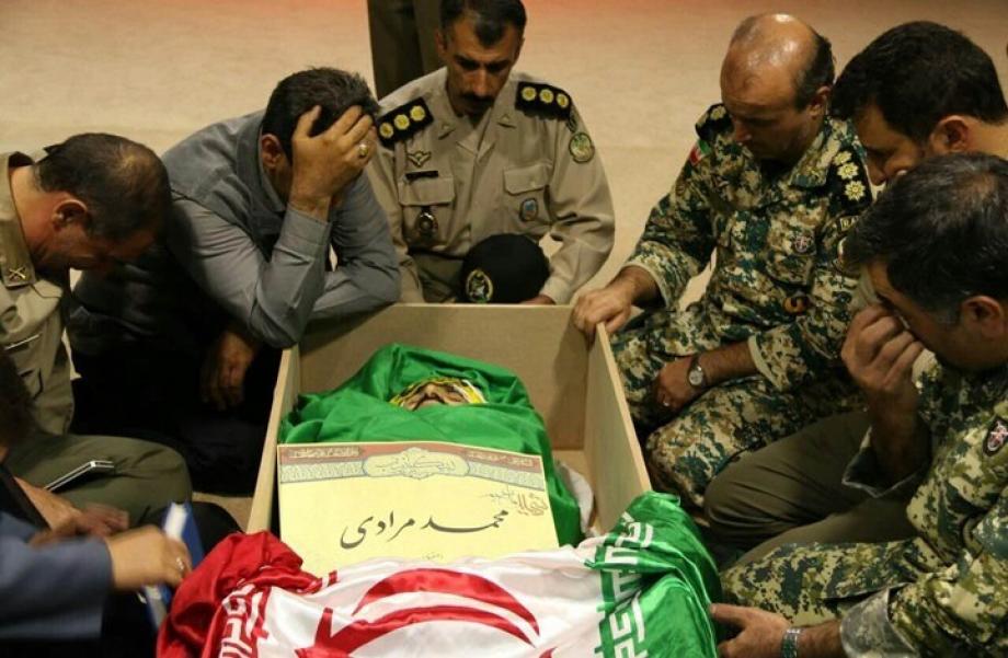 إيرانيون أمام جثة أحد قتلى الميليشيات في سوريا مؤخراً