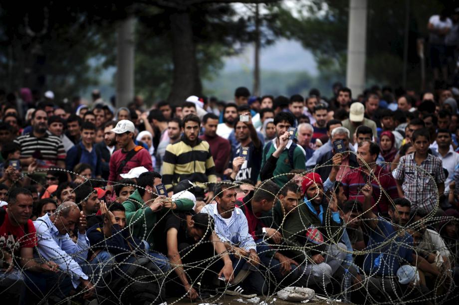 لاجئون خلال محاولتهم دخول اليونان عبر تركيا