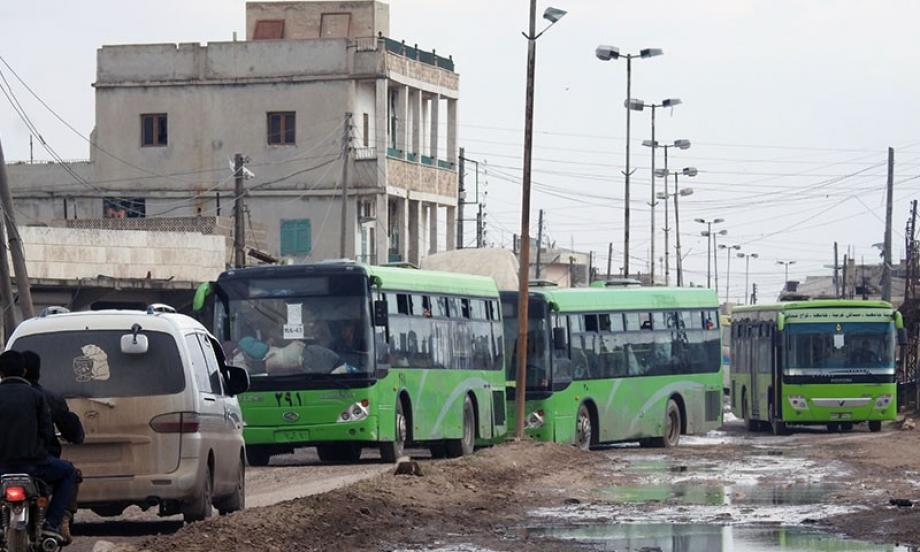 باصات التهجير عند وصولها لمعبر أبو الزندين شرق حلب - أرشيف