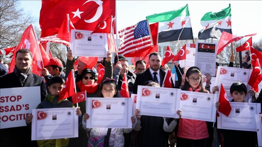 يجتمع مئات الأشخاص من الجالية التركية الأمريكية خارج البيت الأبيض للتعبير عن دعمهم لجهود تركيا لإنهاء عنف نظام الأسد