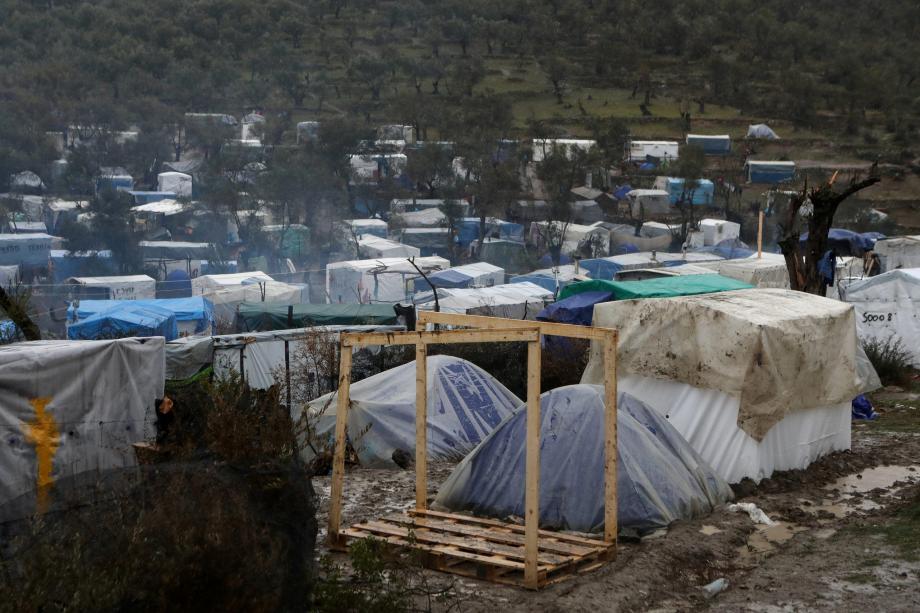 الاتحاد الأوروبي يدعو اليونان لنقل اللاجئين خارج المخيمات