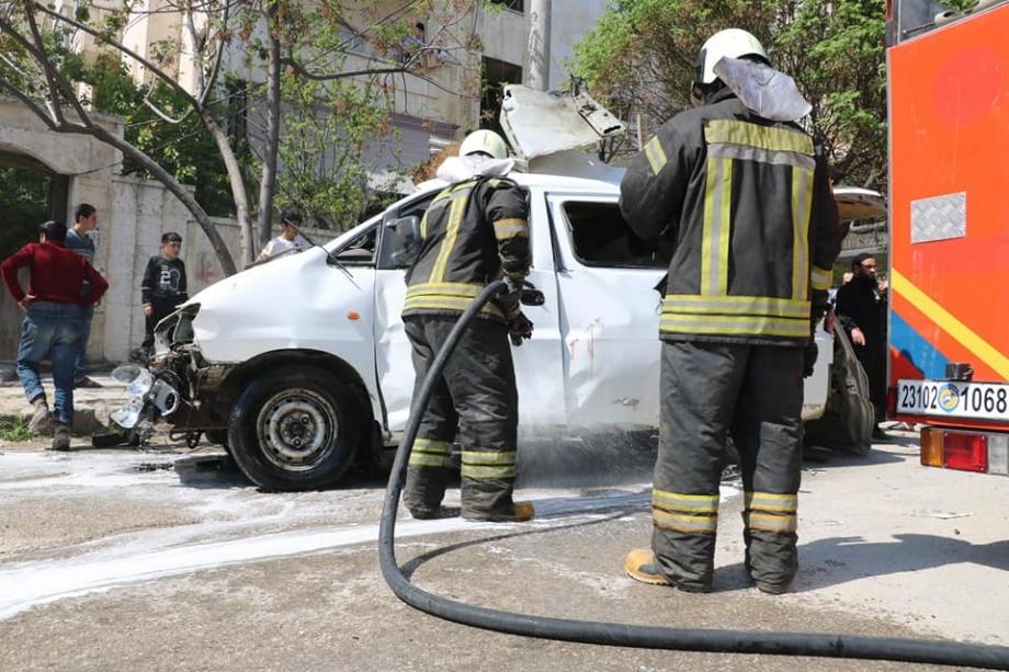 إطفاء النار في السيارة المستهدفة بإدلب - الدفاع المدني