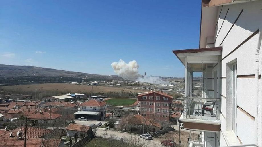 دخان يتصاعد من مكان الانفجار في أنقرة