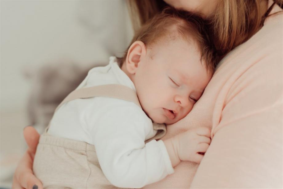ه يتعين على الأم استخدام كمامة في حالات الرضاعة