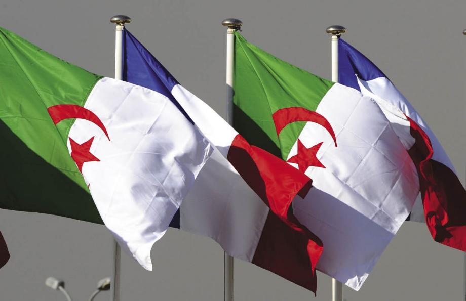 علم فرنسا والجزائر.