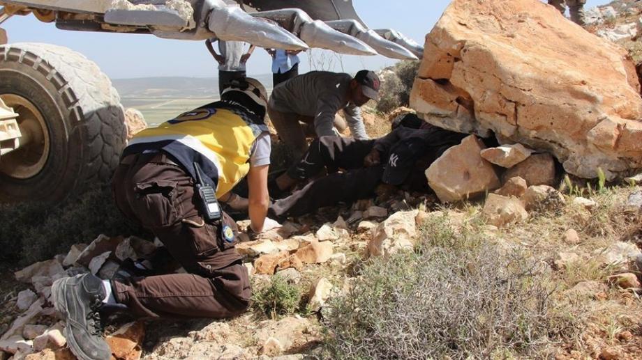 تطوعون في الدفاع المدني ينتشلون جثتي شقيقين من تحت صخرة في منطقة عفرين